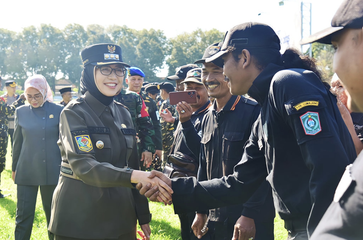 PERKUAT: Bupati Lumajang Indah Amperawati saat memberikan pesan terhadap satlinmas di Alun-alun, kemarin.(KOMINFO FOR RAME)