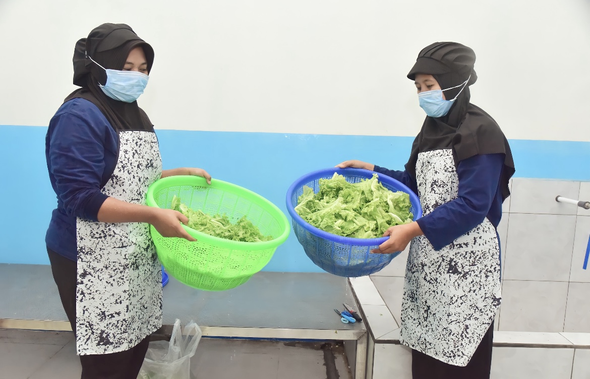 PASTIKAN: Relawan Satuan Pelayanan Pemenuhan Gizi (SPPG) atau dapur umum di Pasrujambe menggunakan alat pelindung diri (APD) secara lengkap sesuai standart operating procedure (SOP) yang sudah ditetap