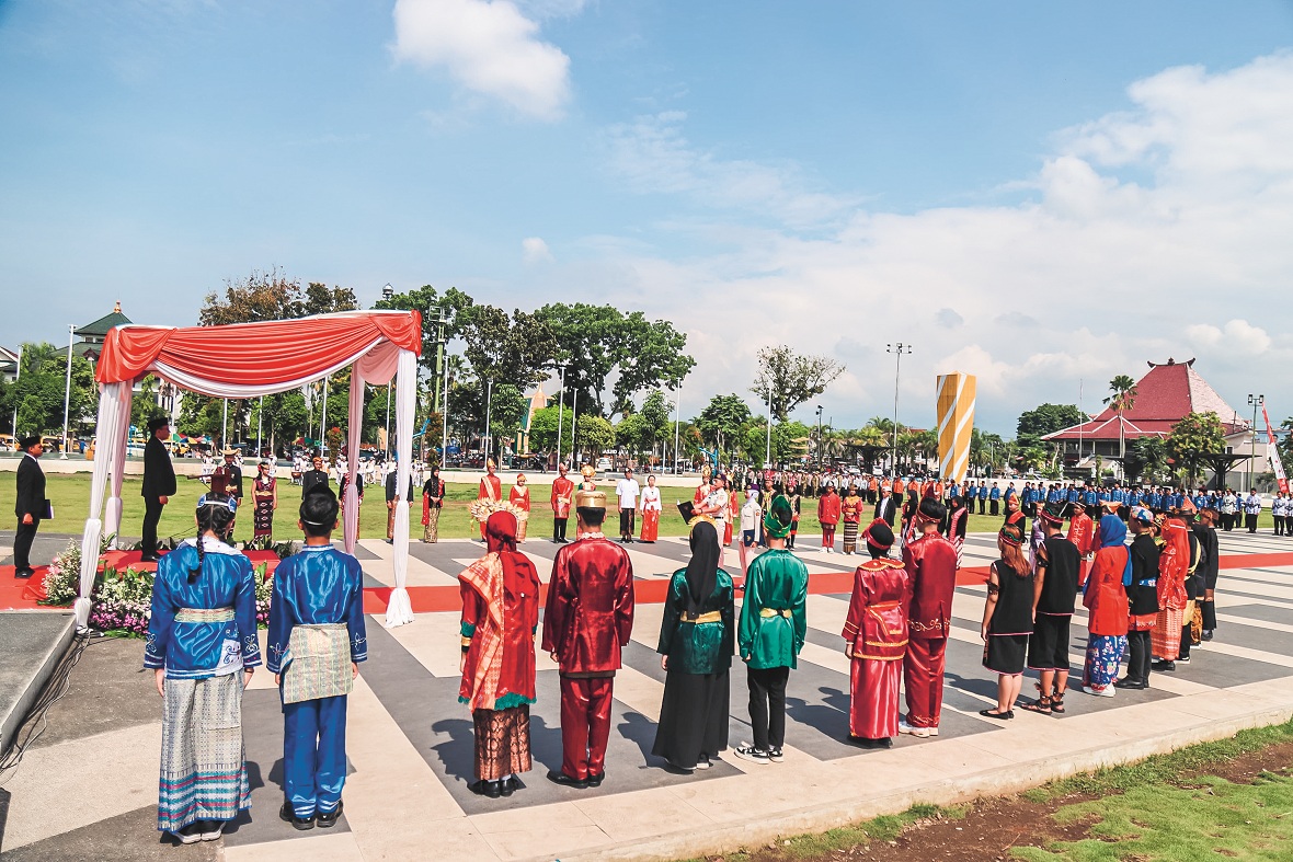 KHIDMAT: Peringatan Hari Sumpah Pemuda ke-97 digelar di Alun-Alun Jember Nusantara, Selasa (28/10).
