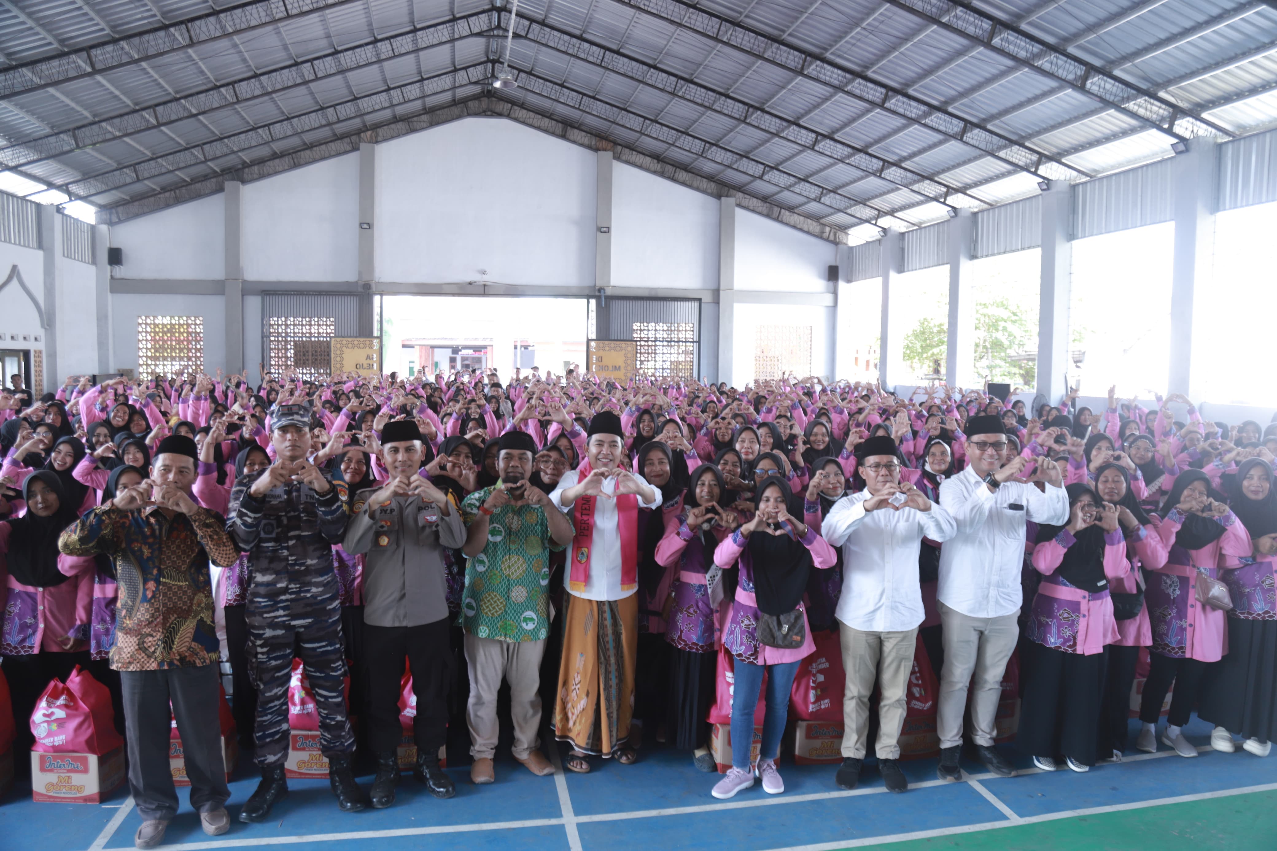 BERI SEMANGAT:&nbsp; Bupati Fawait bersama para kader posyandu saat rangkaian Guse Menyapa di Desa Mlokorejo, Kecamatan Puger, (18/10).