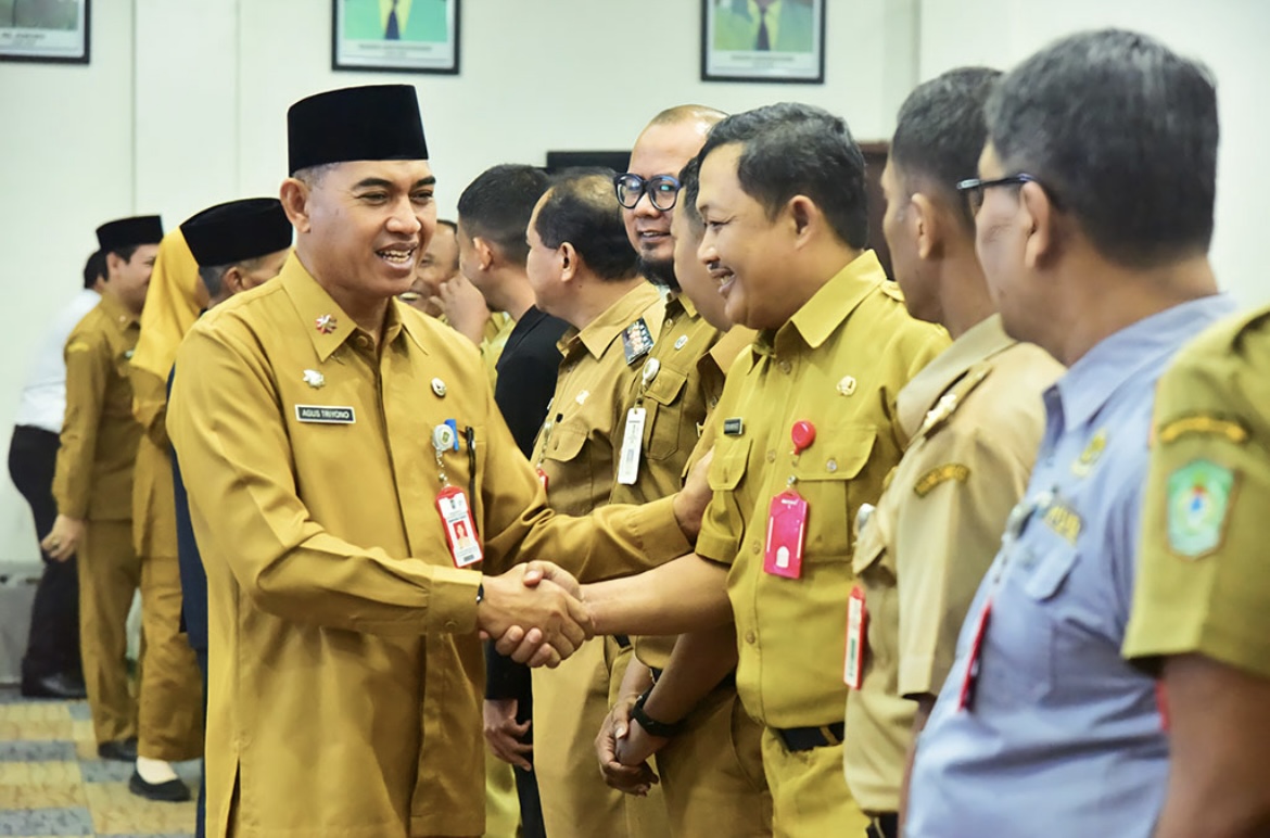 TUGAS: Sejumlah pejabat di lingkungan Pemkab Lumajang saat menjalani serah terima jabatan, kemarin.(ATIEQSON MAR IQBAL/RAME)