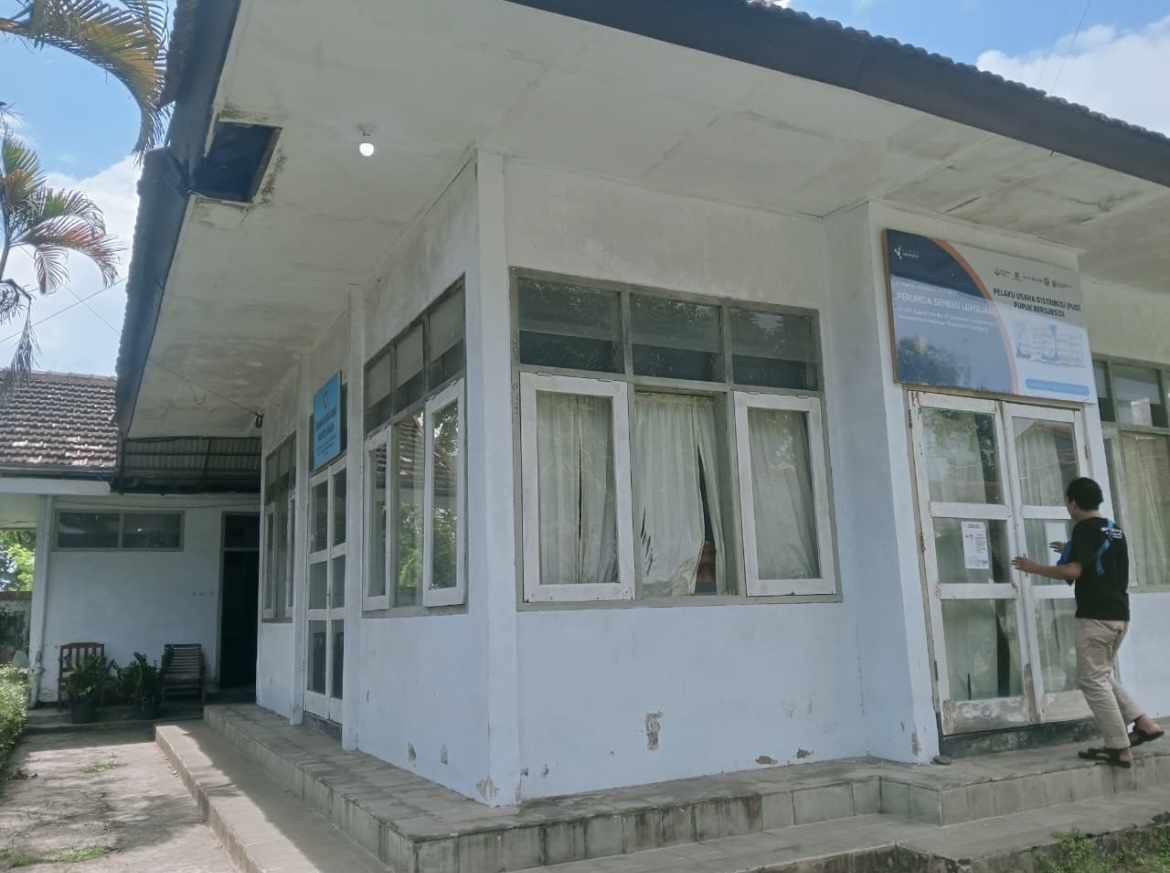 BUKA: Penampakan Perusahaan Umum Daerah (Perumda) Semeru yang memiliki kegiatan usaha pupuk, kemarin.(ATIEQSON MAR IQBAL/RAME)