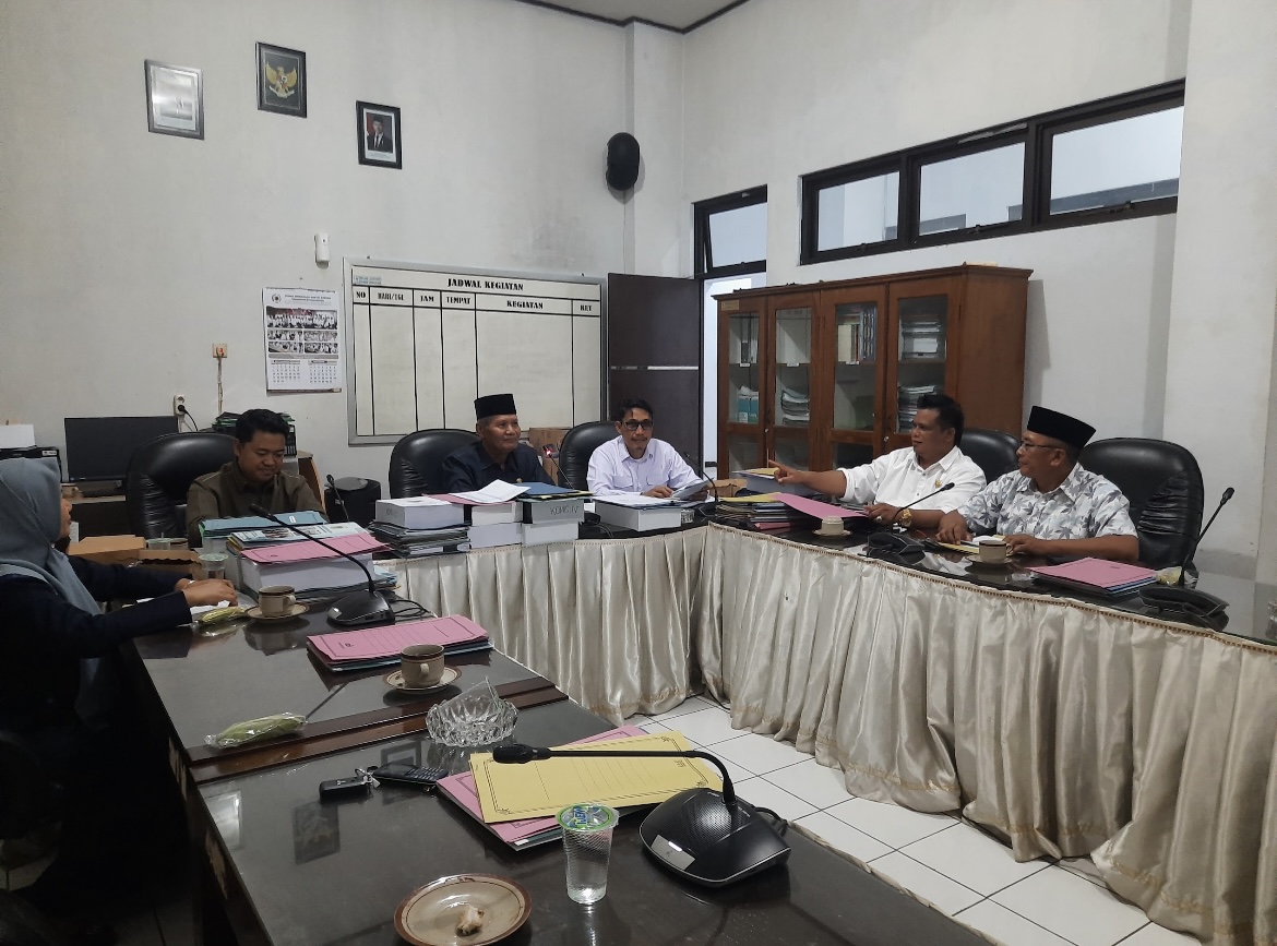 BERKUMPUL: Anggota Komisi IV DPRD Bondowoso menggelar rapat internal, kemarin (28/10).(FAQIH HUMAINI/RADAR IJEN)