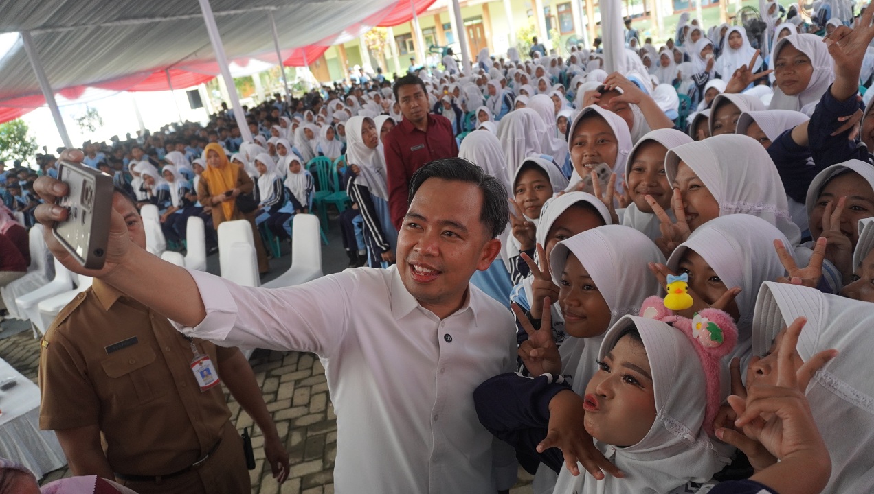 HANGAT: Bupati Jember Muhammad Fawait berswafoto dengan siswa SMPN 1 Panti dalam kegiatan Bunga Desaku Jilid 6, Senin (27/10).