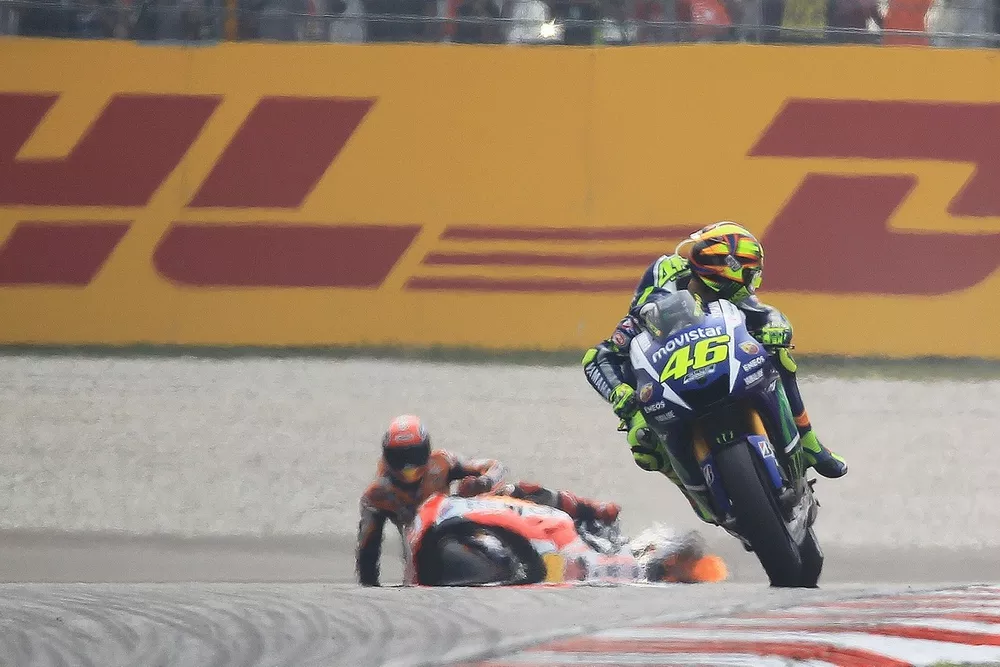 Momen yang dikenal dengan "Sepang Clash", insiden antara Valentino Rossi dan Marc Marquez di MotoGP Malaysia 2015.