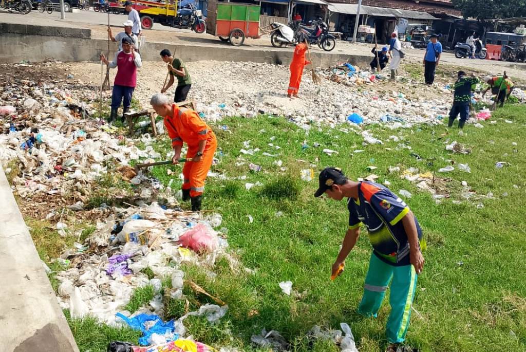 Suasana TPI Puger saat di bersihkan dari tumpukan sampah yang berceceran (Sumber foto: PPID Kab Jember)