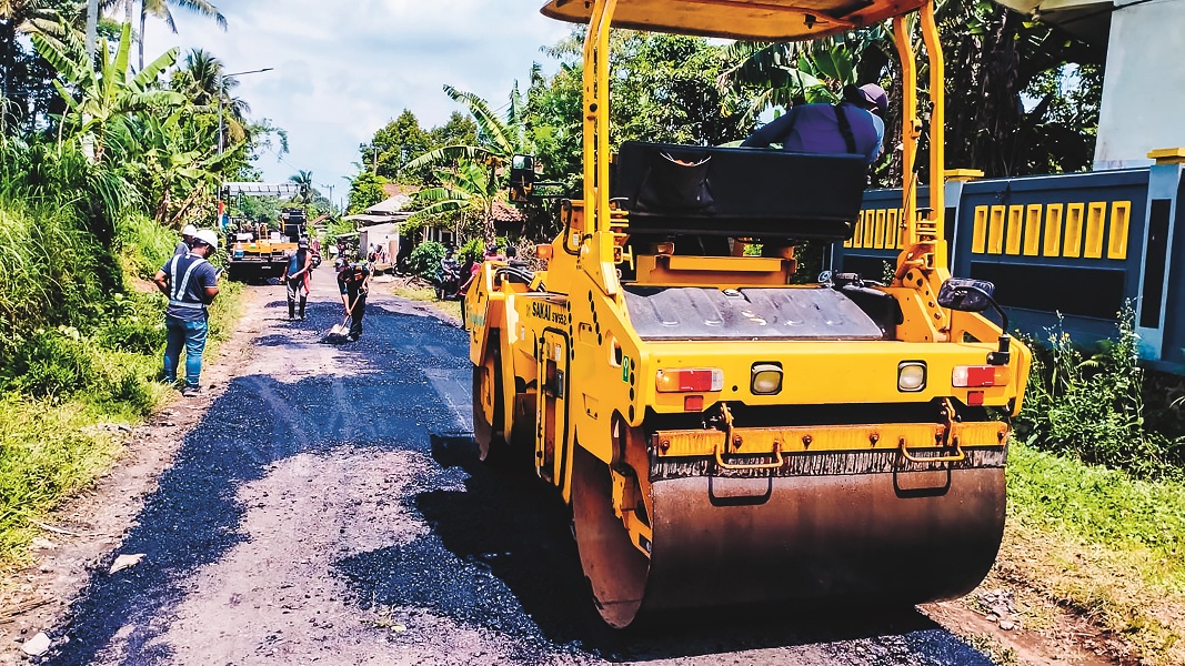 DIPERBAIKI: Pekerja melakukan perbaikan jalan di Desa Pringgondani, Kecamatan Sumberjambe. Ini menjadi salah satu lokasi perbaikan jalan yang dilakukan Pemkab Jember.