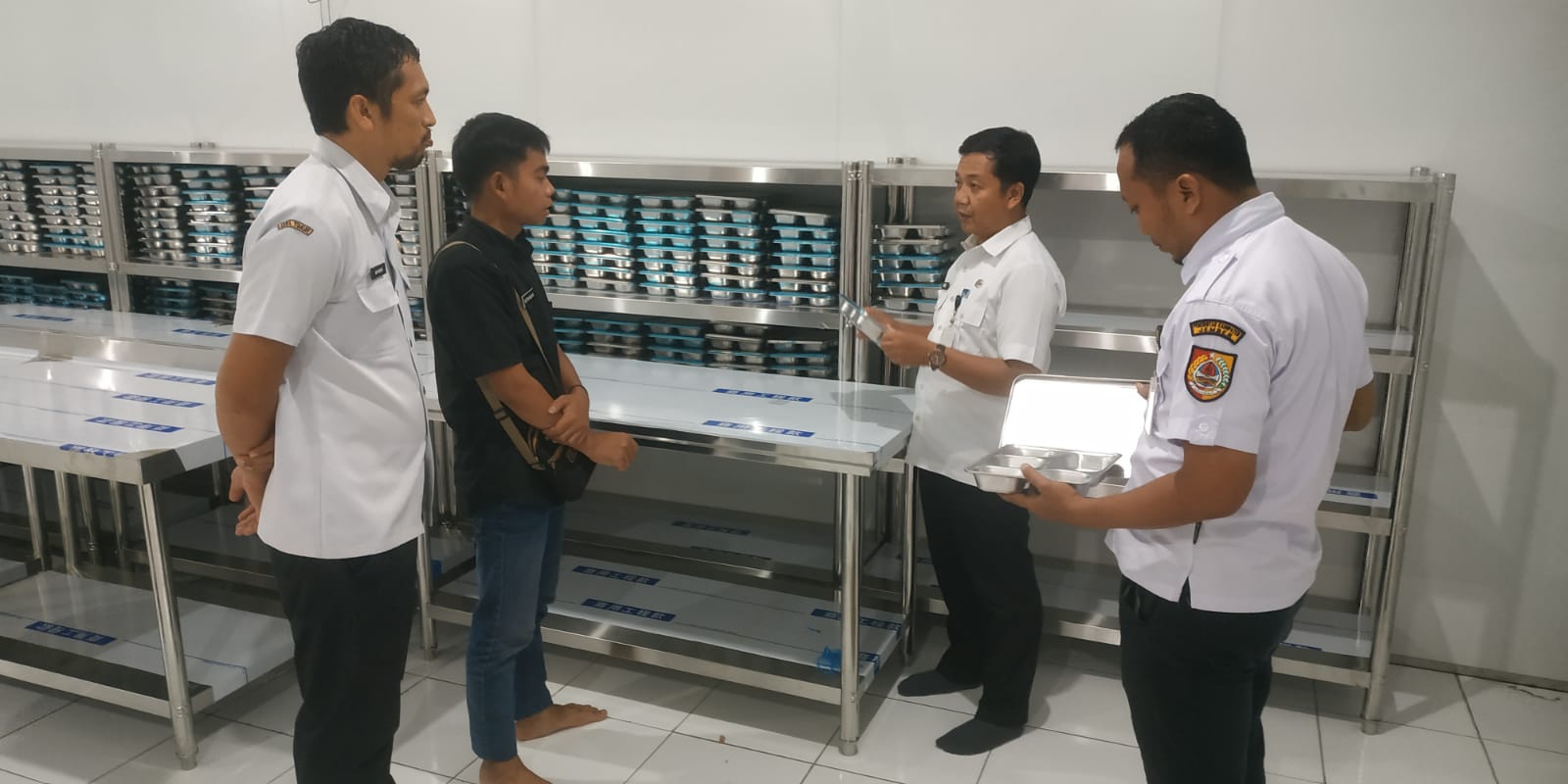 MONITORING: Camat Sukorambi memantau kesiapan dapur MBG di Desa Karangpring Kecamatan Sukorambi. Siap Sukseskan program makan bergizi gratis (Foto Dok PPID Jember)
