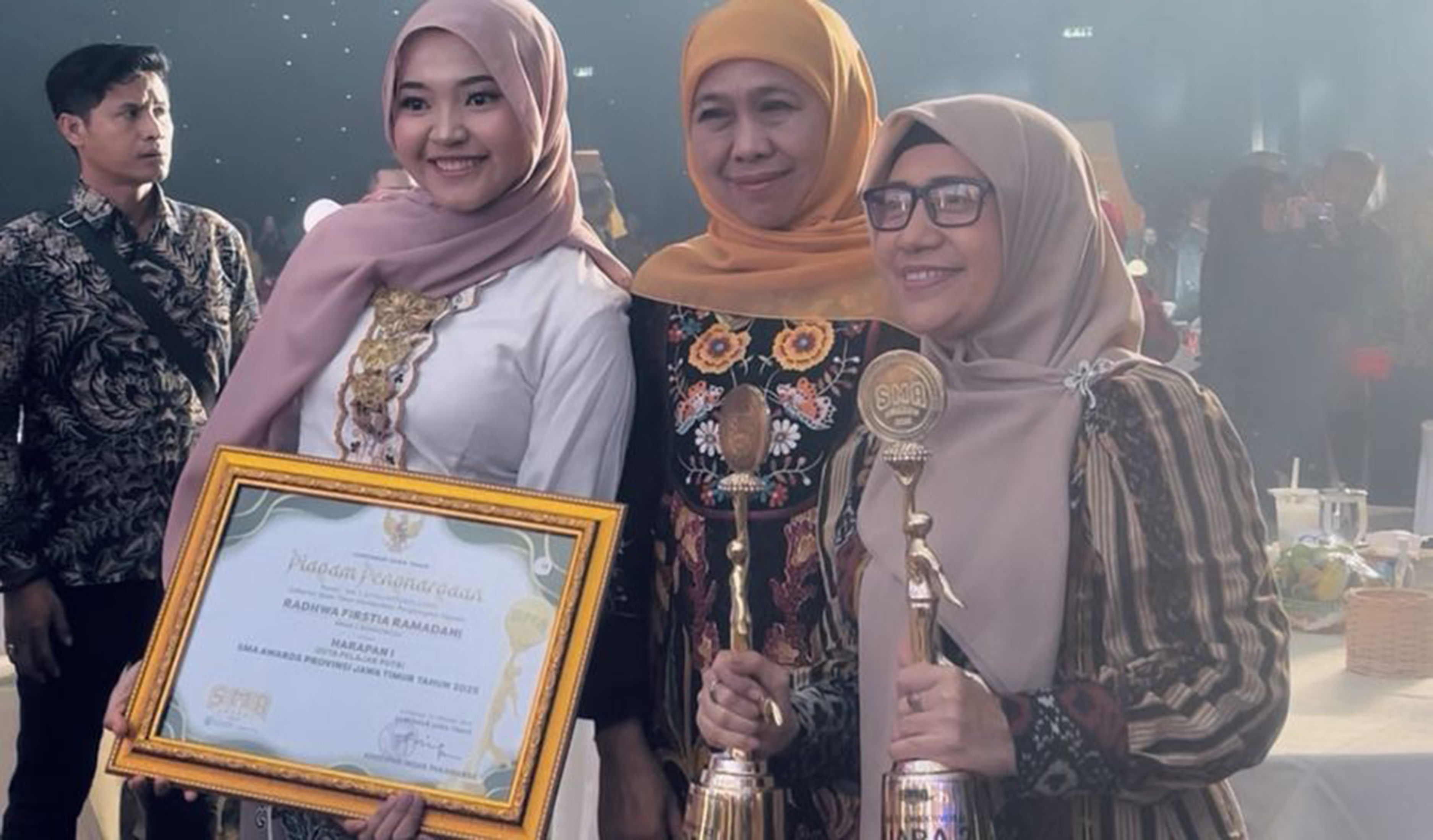 LUAR BIASA: Kepala SMAN 2 Bondowoso, Holifah Nur Azizah (Kiri), Gubernur Jawa Timur, Khofifah Indar Parawansa (tengah) saat Awarding Night pada SMA Awards 2025.