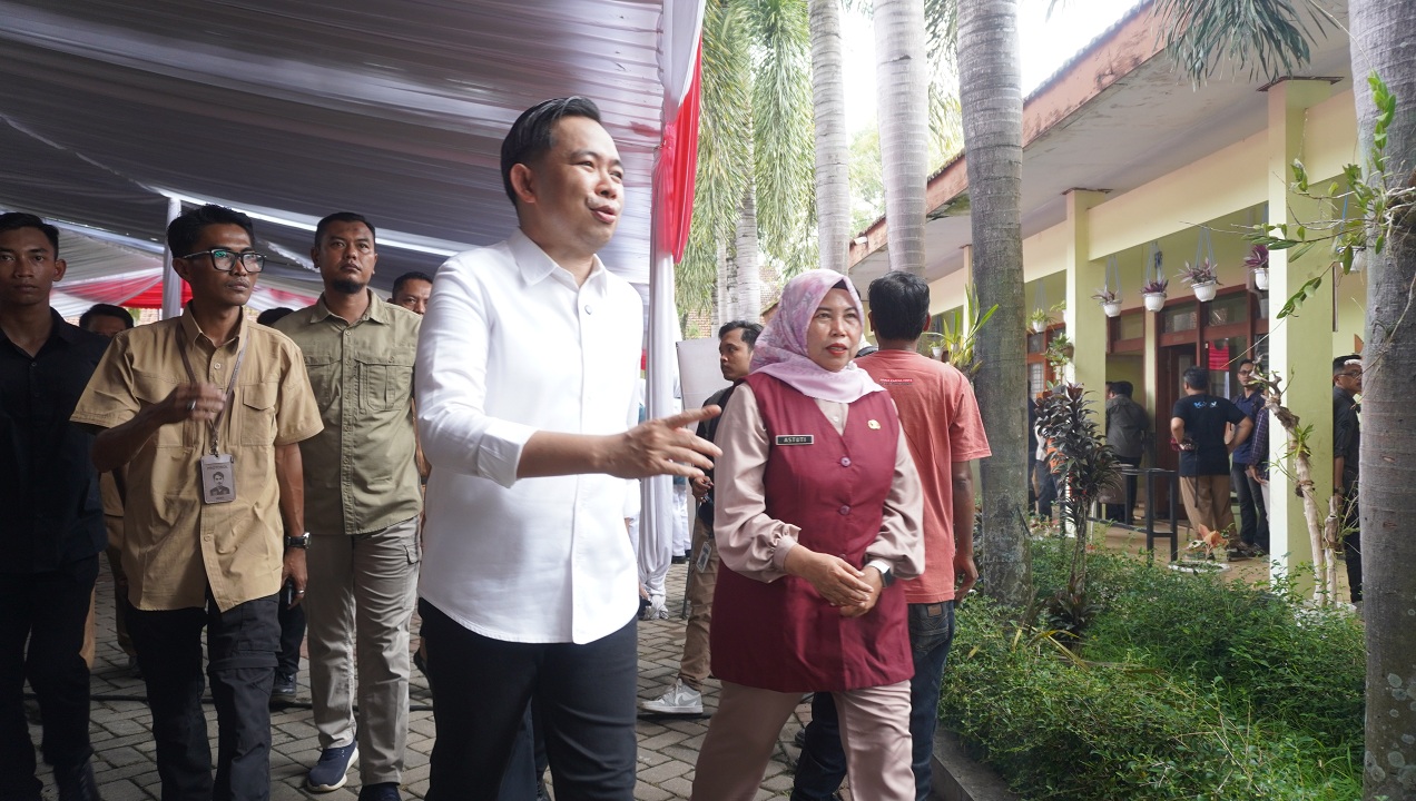 SAPA MASYARAKAT: Bupati Fawait saat mengunjungi sejumlah masyarakat saat rangkaian Bunga Desaku Jilid 6 Panti, (27/10).