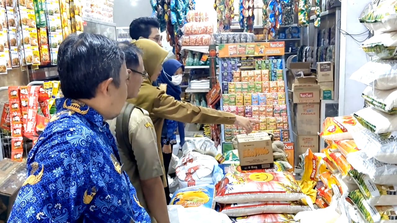 SIGAP: Satgas Pangan Kabupaten Jember melakukan sidak di sejumlah pasar tradisional untuk memastikan stabilitas harga bahan pokok.