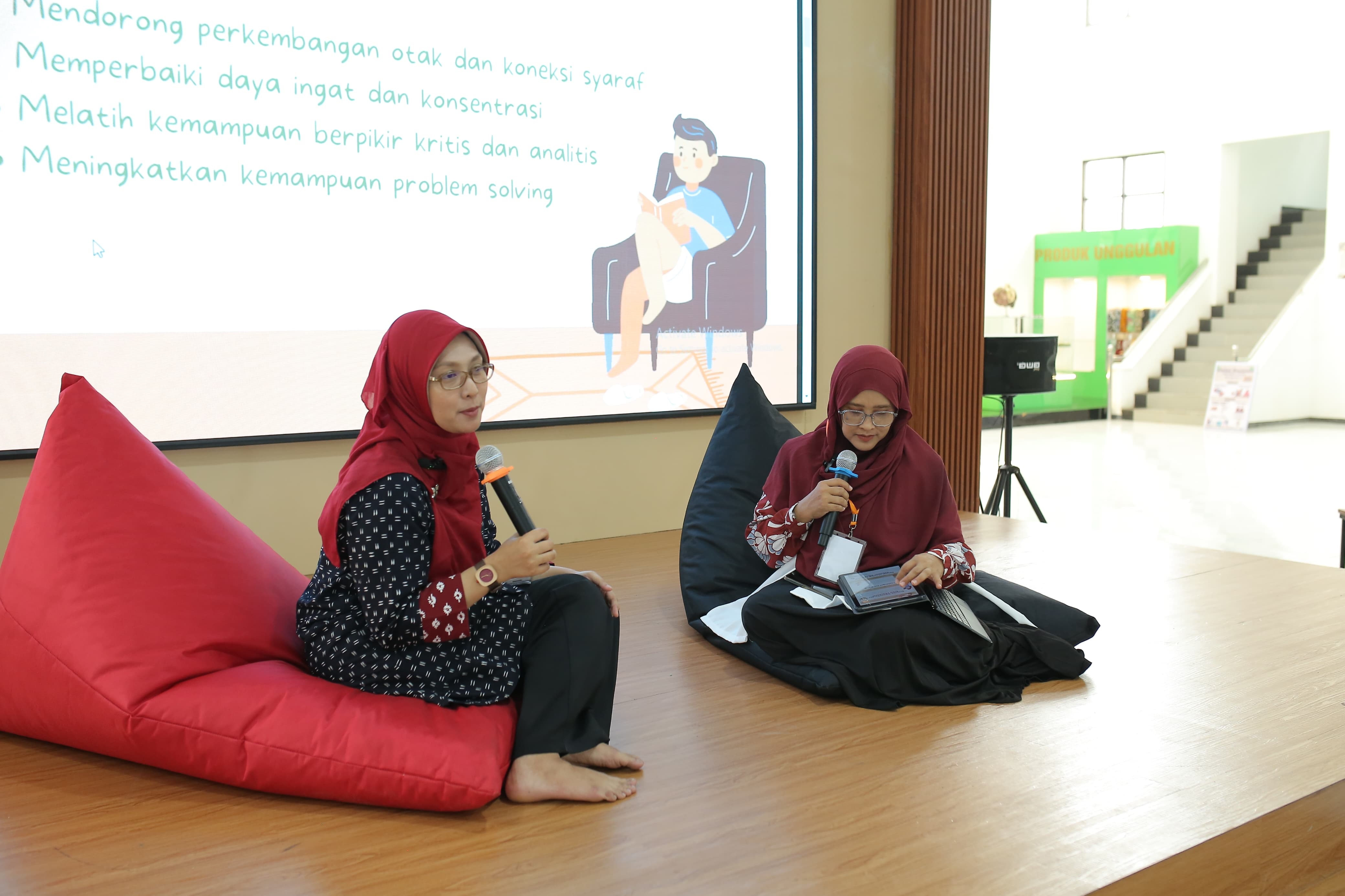 BERSAMA: Psikolog RSUK dan Dosen PG Paud Unmuh Jember, Nuraini Kusumaningtyas, memberikan materi tentang pentingnya peran keluarga pada tumbuh kembang anak.