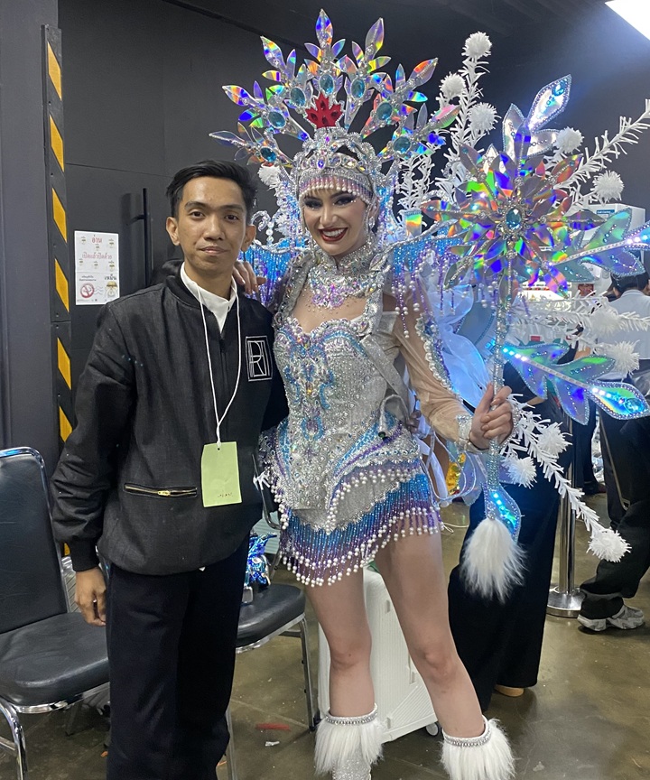 MEMBANGGAKAN: Heri Fari mengabadikan momen bersama model yang menggunakan kostum hasil buatannya.