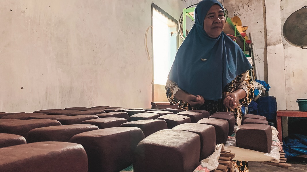 TETAP BERTAHAN: Sunaria memproduksi terasi di Desa Puger Kulon, Kecamatan Puger.