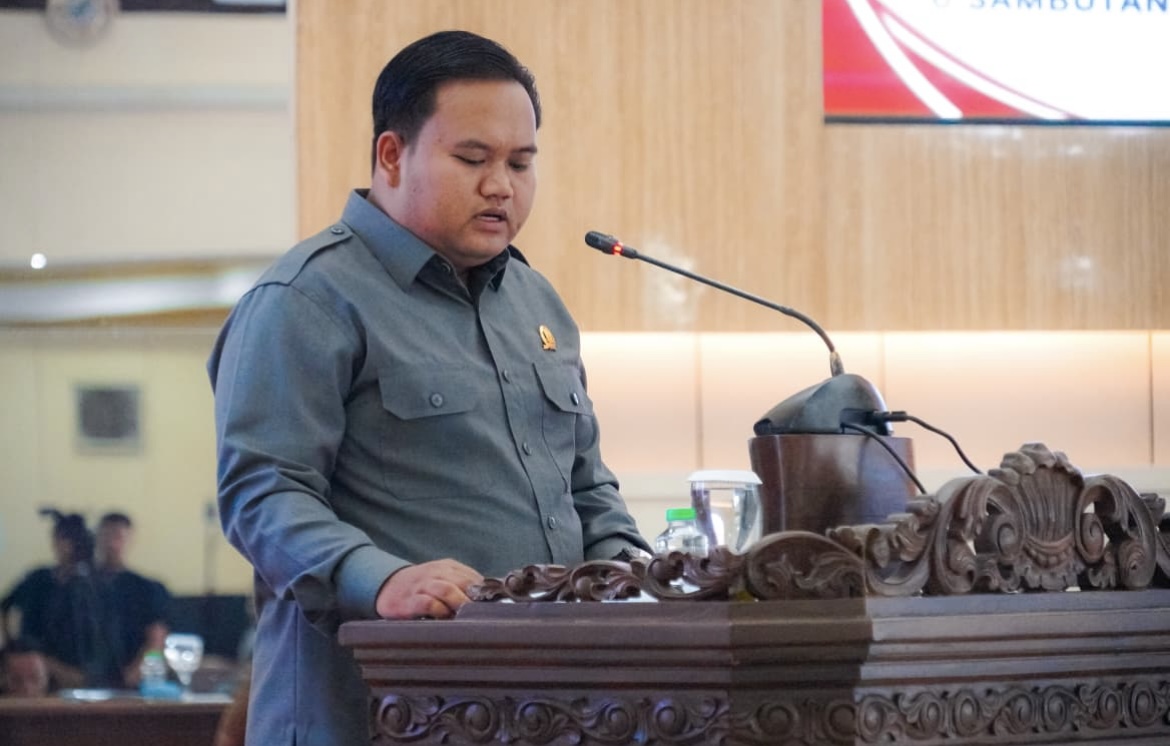 SAMPAIKAN: Juru bicara Fraksi Golkar DPRD Lumajang Muchamad Hafis Zamroji saat menyampaikan pandangan akhir (PA) dalam paripurna, kemarin.(ATIEQSON MAR IQBAL/RAME)