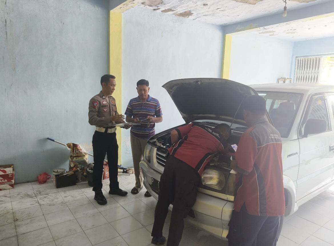 TELITI: Petugas Satlantas Polres Bondowoso mendatangi pemilik kendaraan yang tak bisa dibawa ke Samsat untuk cek fisik.(ILHAM WAHYUDI/RADAR IJEN)