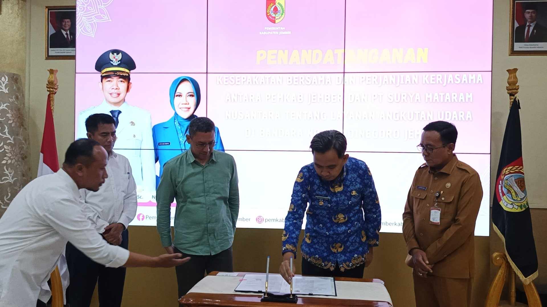 Penandatanganan perjanjian kerja sama antara Pemkab Jember dan PT Surya Mataram Nusantara, di Pendapa Wahyawibawagraha Jember, Selasa petang, (28/10). (Foto. Maulana/Radar Jember)