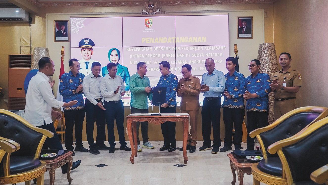 TEKEN BERSAMA: Penandatanganan perjanjian kerja sama antara Pemkab Jember dan PT Surya Mataram Nusantara, di Pendapa Wahyawibawagraha Jember, Selasa (28/10).