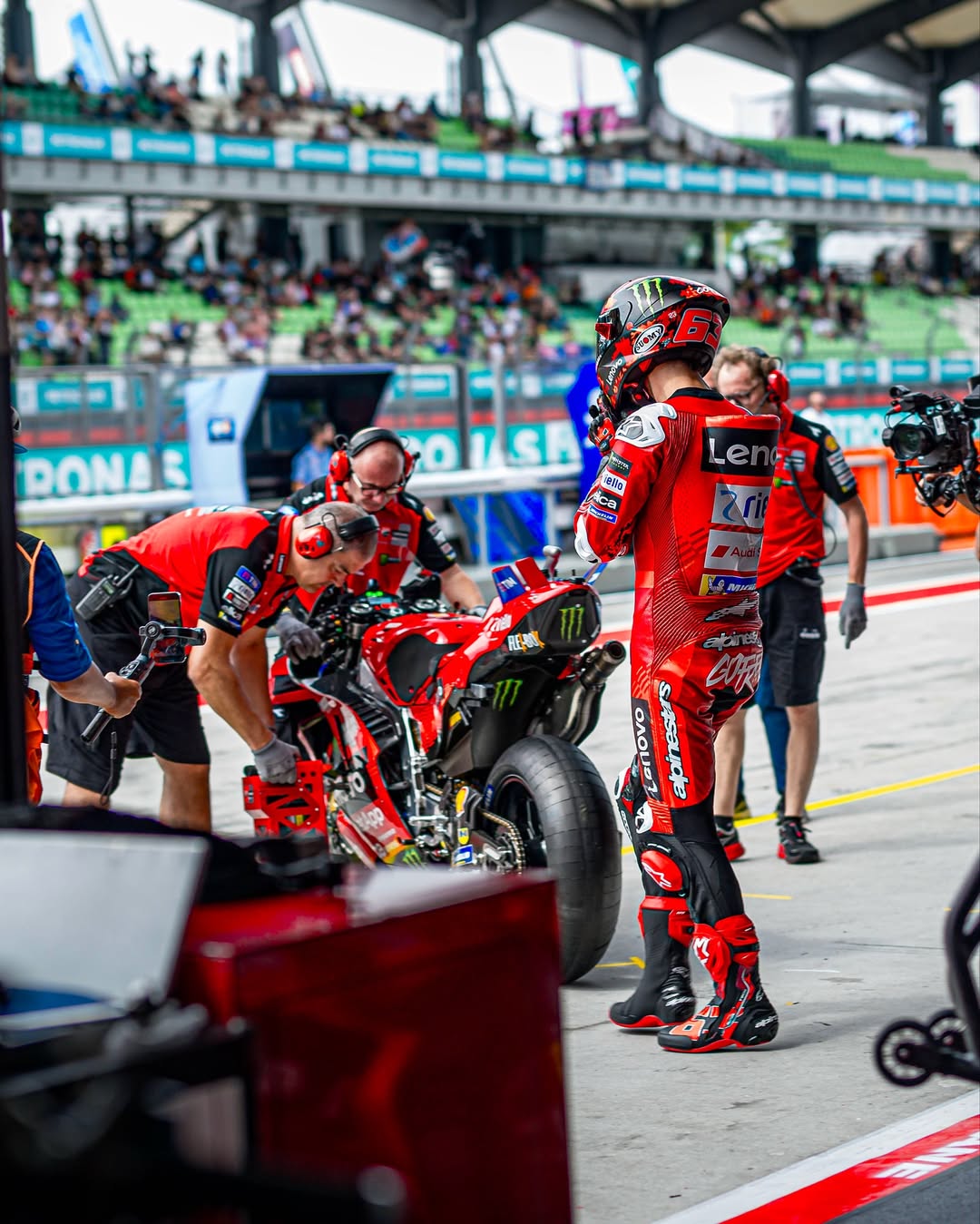 Pecco Bagnaia gagal menuntaskan balapan MotoGP Malaysia gara-gara ban bocor, Minggu (26/10/2025).