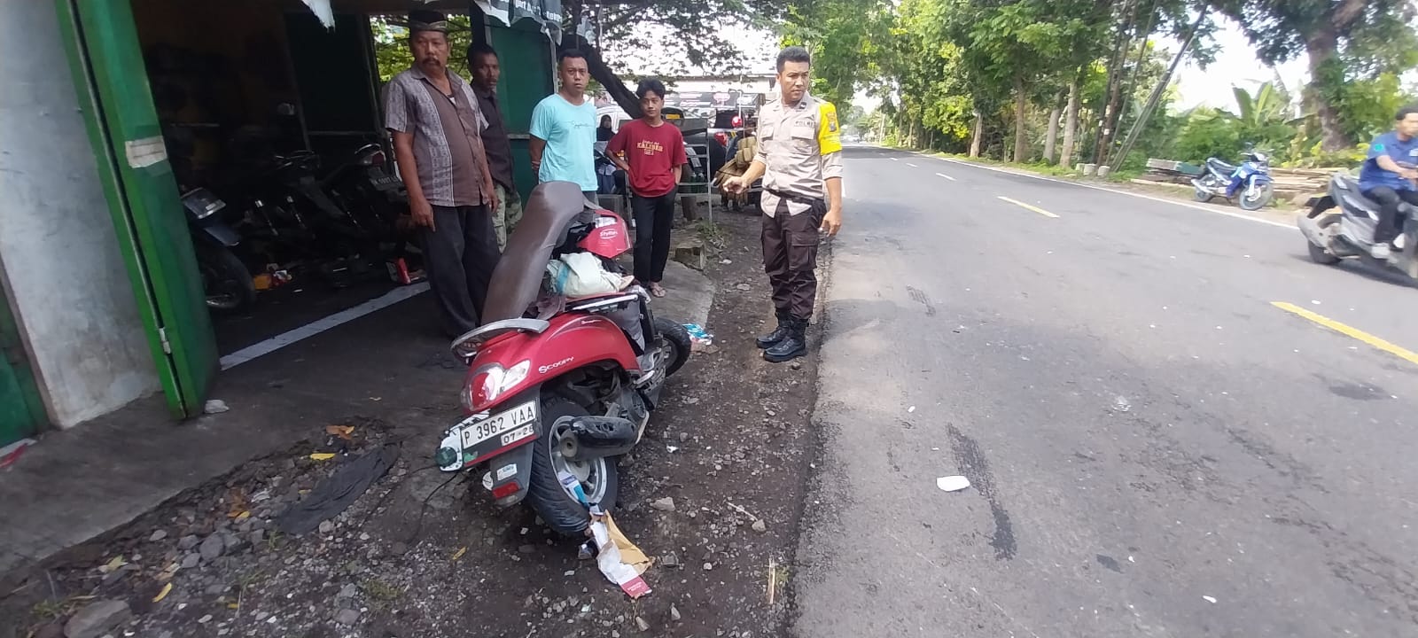 HANCUR : Sepeda motor Hknda Scoopy yang dikendarai korban mengalmi rusak parah setelah trrjadi benturan dengan truk di Jalan Raya Dusun Dam Saola, Desa Tegalrejo, Kecamatan Mayang Rabu (29/10) pagi