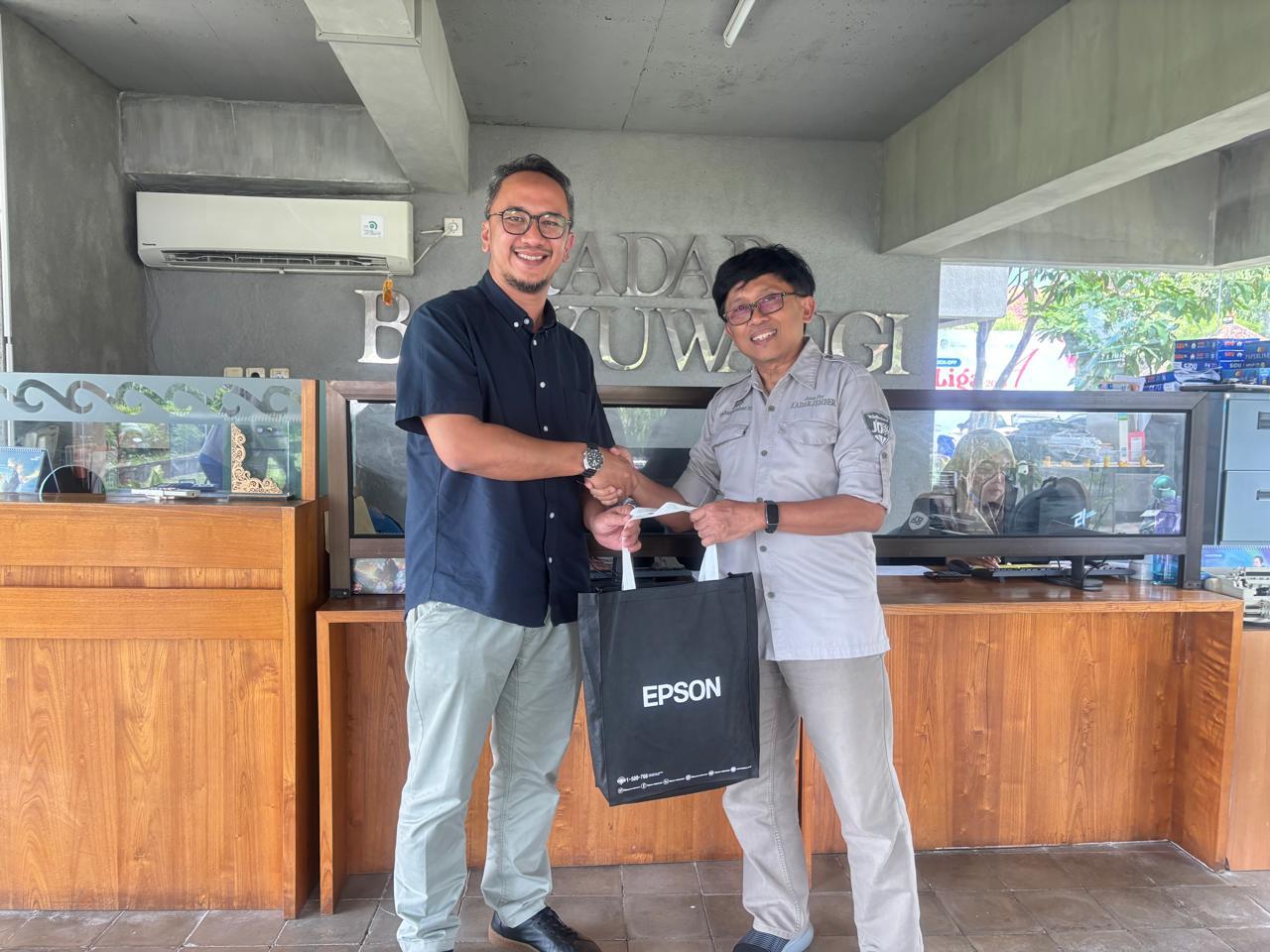Nolly Dhanurendra, head of brand & communication Epson Indonesia memberi cendera mata kepada Direktur Radar Jember Choliq Baya di kantor Radar Banyuwangi.