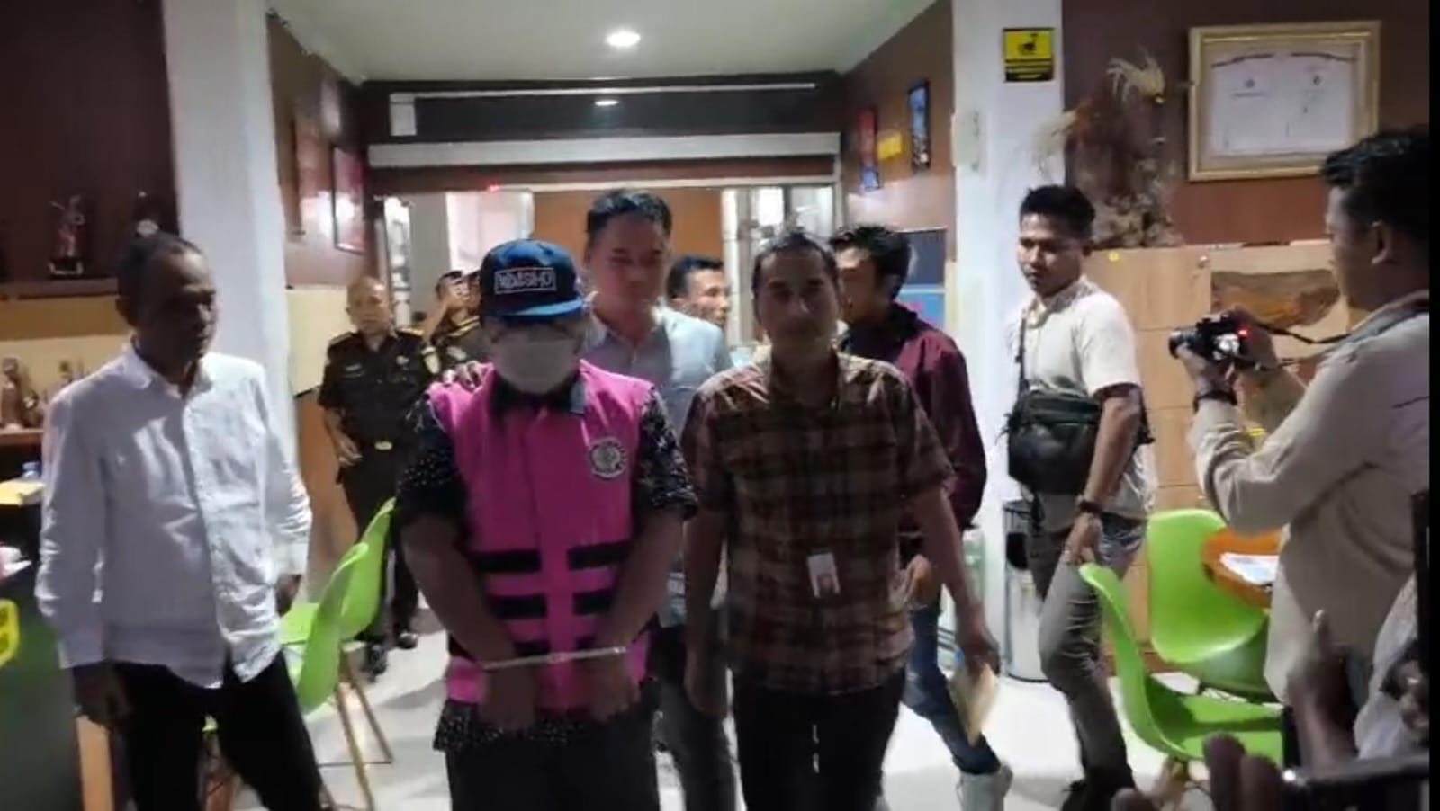 Tersangka SR ketika dikawal tim kejari jember dalam kasus sosraperda DPRD Jember. (SIDKIN/RJ)