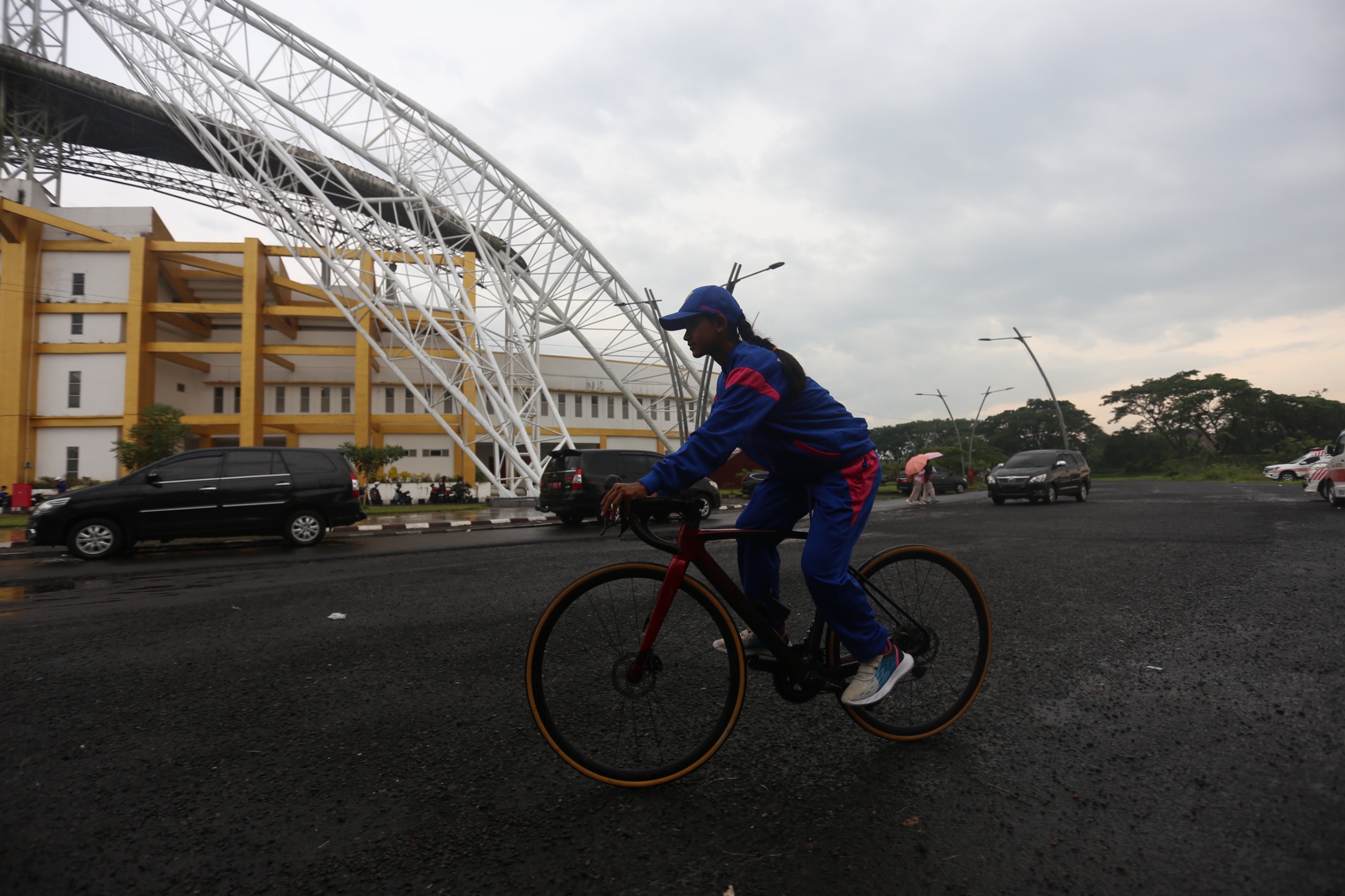 SIAP REBUT MEDALI: Melinda Aprilia, atlet balap sepeda Jember mengengkol sepedanya saat penerimaan reward Porprov beberapa waktu lalu (foto Yulio/RJ)