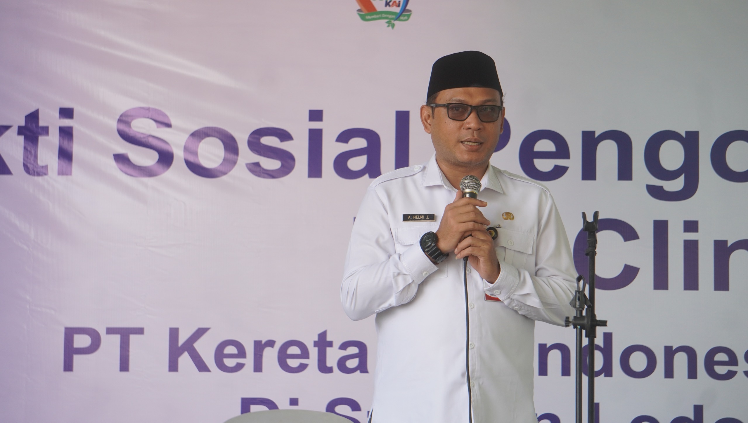 TANGANI AKI AKB:  Plt Kepala Dinkes Jember Akhmad Helmi Luqman saat memberikan sambutan di Ledokombo beberapa waktu lalu (Foto: Yulio/RJ)