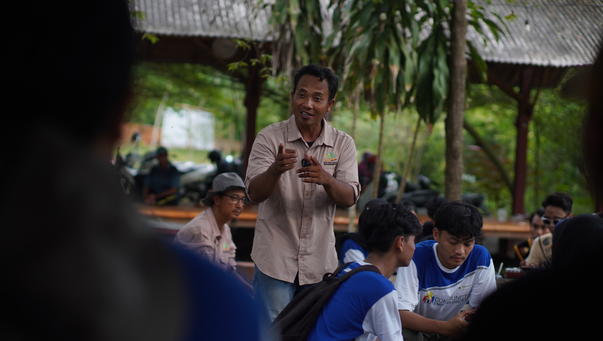 DISKUSI: Anggota Bumdes Dukuh Dempok Ahmad Bahrudin tengah berdiskusi dengan mahasiswa penerima Beswan Djarum di sela-sela kegiatan promosi SiDempok