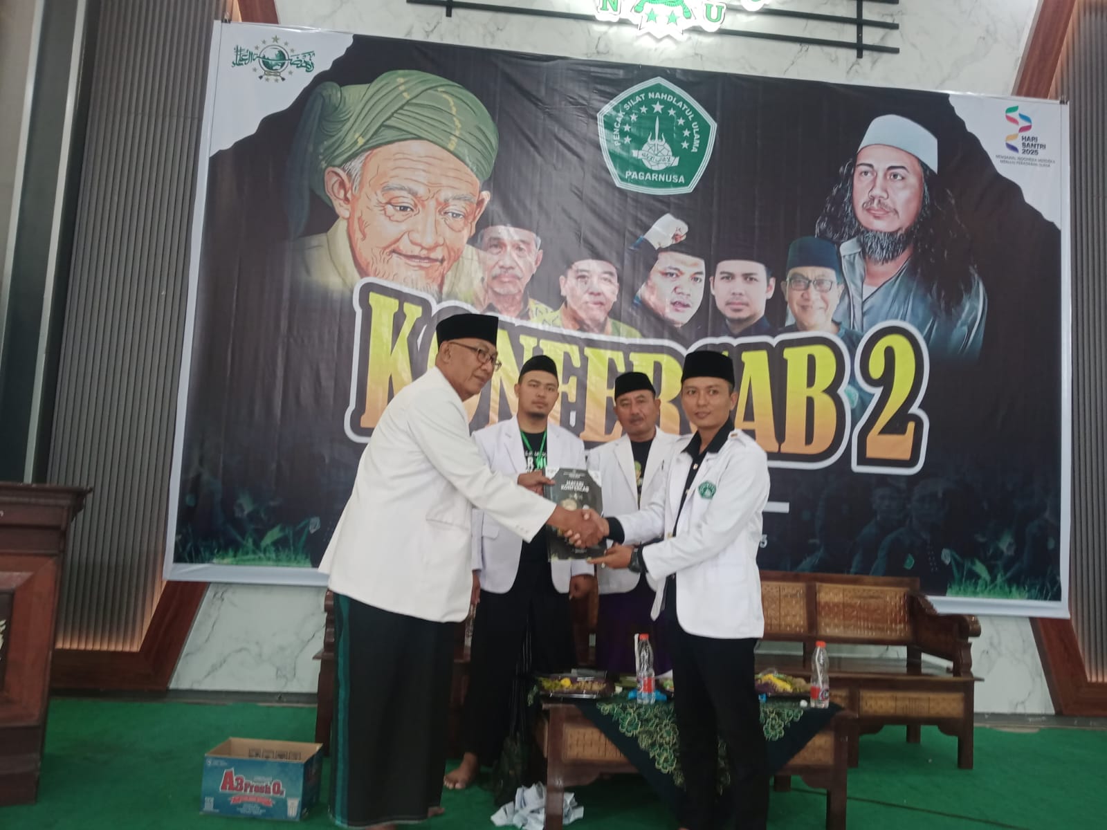 KEMBALI DIPERCAYA: Syamsul Arifin (kiri) kembali terpilih untuk memimpin Pagar Nusa Bondowoso Hingga 2030 mendatang.