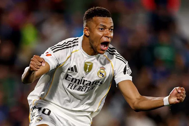 Laga El Clasico tadi malam berlangsung panas. Kylian Mbappe kembali mencetak gol penting bagi Real Madrid yang membuatnya makin sulit dikejar di daftar top skor.