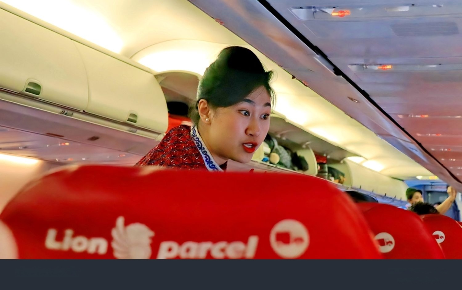 MENGUDARA: Pramugari maskapai lion air tengah melayani penumpang, maskapai ini akan segera mengudara di langit jember