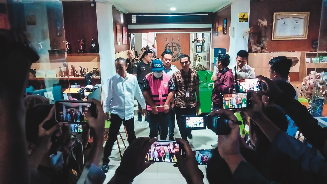 SIGAP: Tersangka korupsi Sugeng Raharjo digiring ke mobil tahanan Kejari Jember, Rabu (29/10) malam.