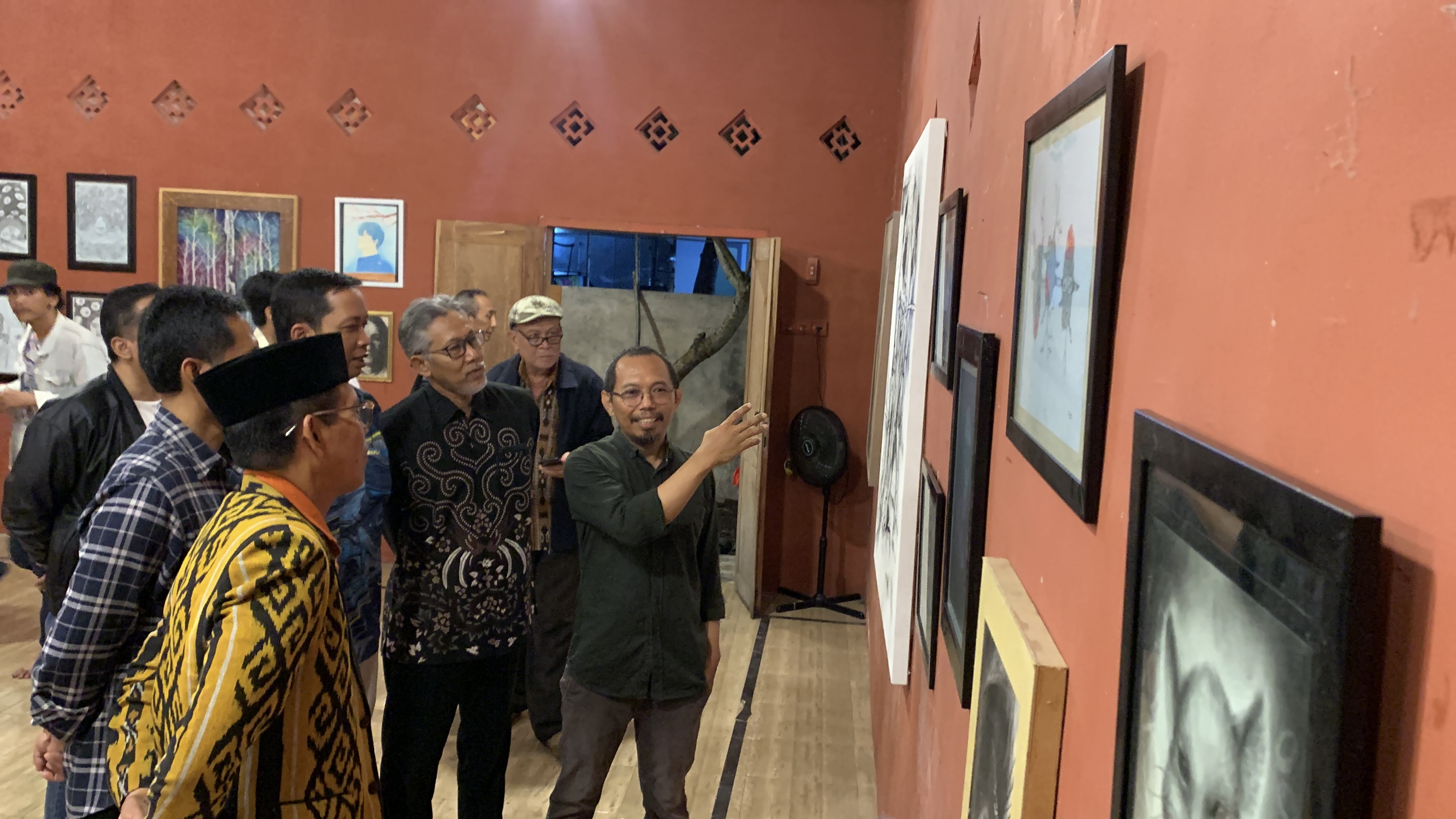 KAGUM: Sejumlah pengunjung Pameran Drawing Tarik Garis melihat karya yang dihasilkan oleh para siswa, kemarin