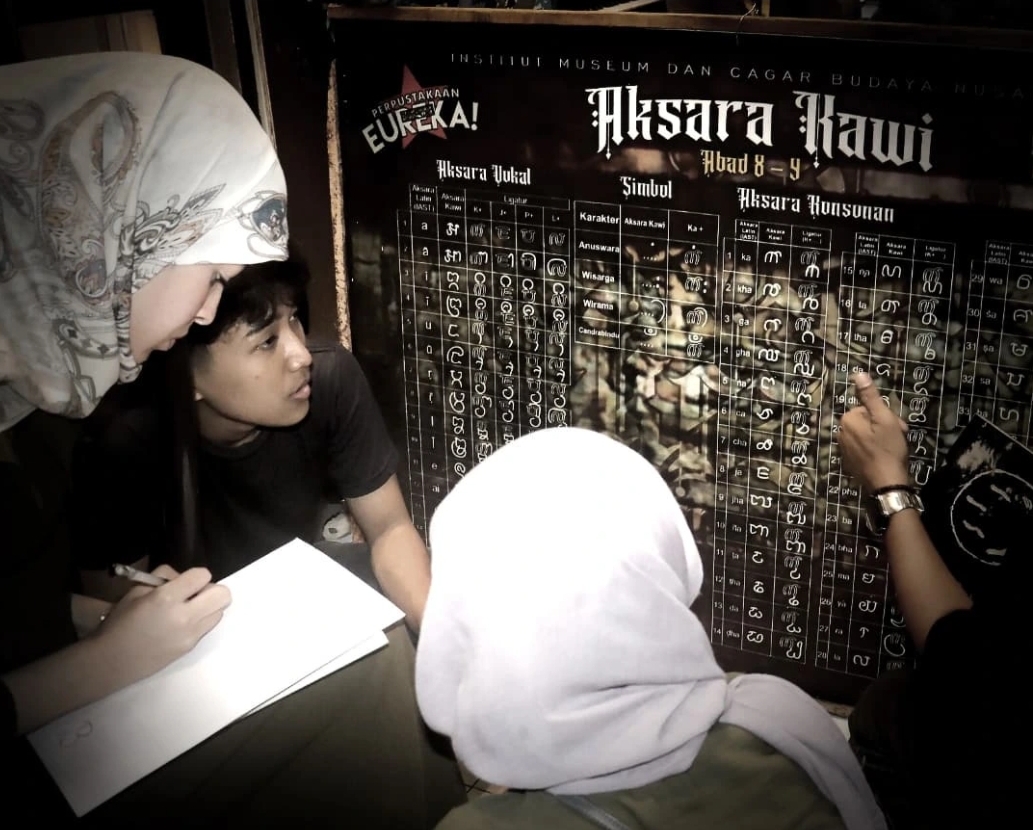 Kunjungan mahasiswa AEISEC Universitas Jember dalam rangka workshop hardboard cut (cukil kayu). (instagram/museum.huruf)