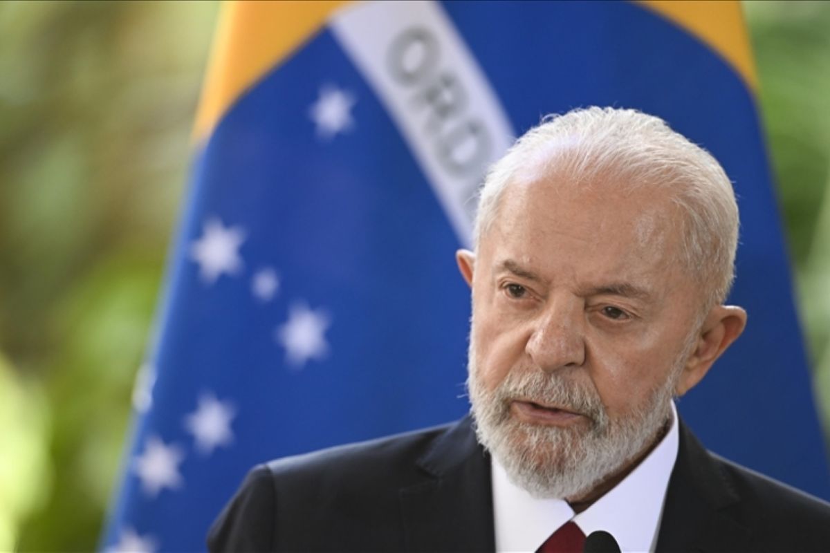 Pasukan polisi Brasil melakukan operasi besar-besaran di Rio de Janeiro untuk menumpas geng narkoba Comando Vermelho. Operasi ini menewaskan lebih dari 100 orang dan menjadi yang paling berdarah dalam