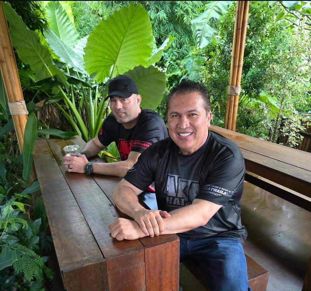 BERSANTAI: Javier Mandez saat bersantai bersama sahabatnya (ig:akajav)