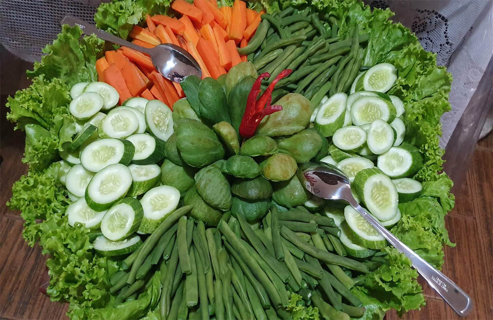 Bukan sekedar rumput mentah, tetapi lalapan bagi masyarakat sunda adalah jiwa makanan itu sendiri. (Radar Utara - Bacakoran.co )
