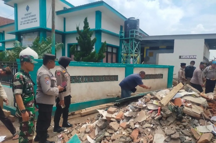 Menyoroti insiden ambruknya atap bangunan ponpes di Situbondo, Jawa Timur. (X.com/@jogja_base)