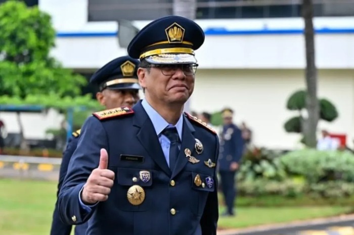 Menyoroti kasus impor ilegal baju bekas atau thrifting yang menuai sorotan Menkeu Purbaya hingga bikin cemas industri tekstil di Tanah Air. (Instagram.com/@purbayayudhi_official)