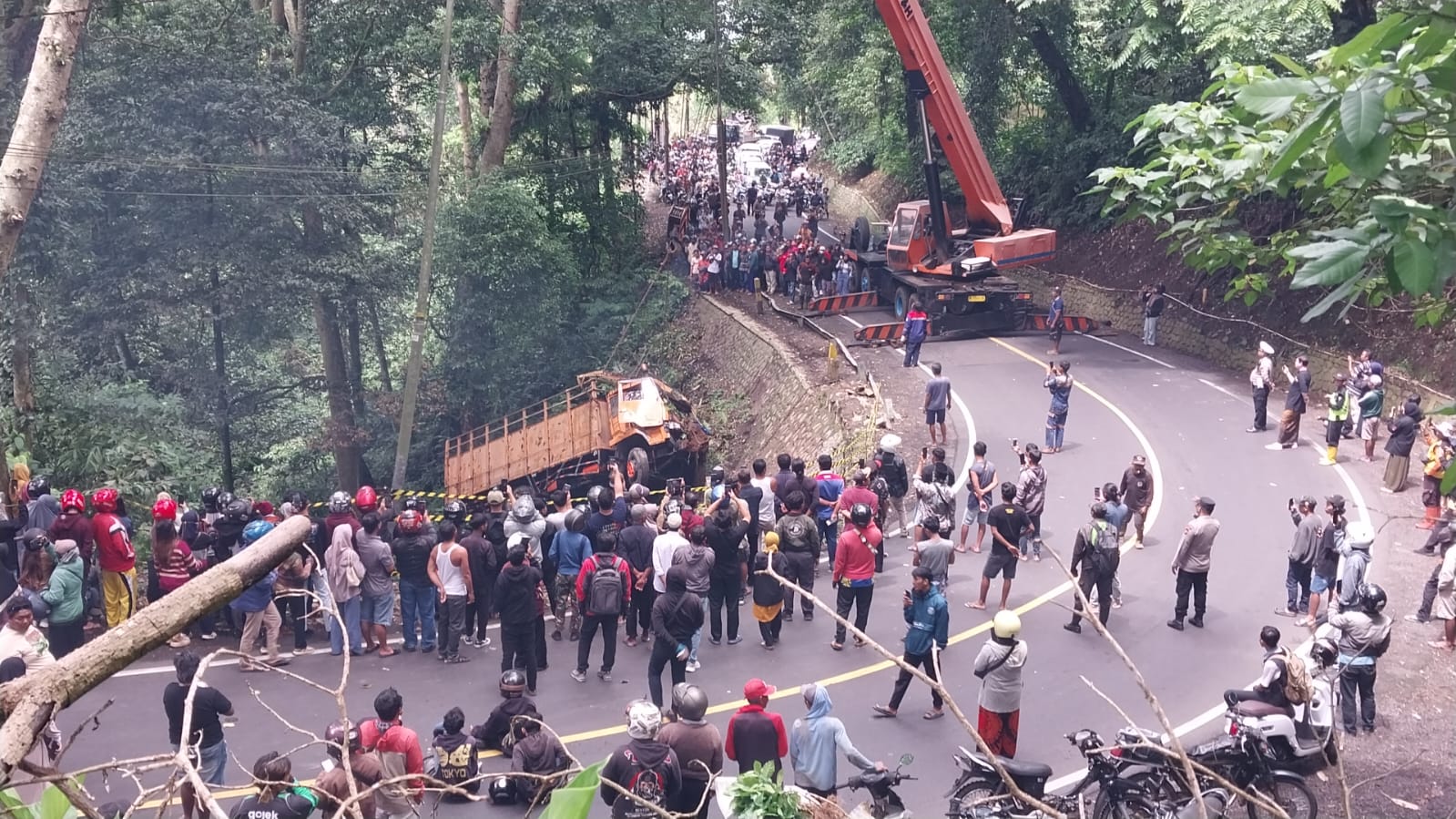 BERHASIL DIEVAKUASI: Truk Fuso yang mengalami kecelakaan tunggal di Km 34.600, di Dusun Curahdamar, Desa Sidomulyo berhasil dievakuasi menggunakan Crane pada Kamis (30/10/2025)