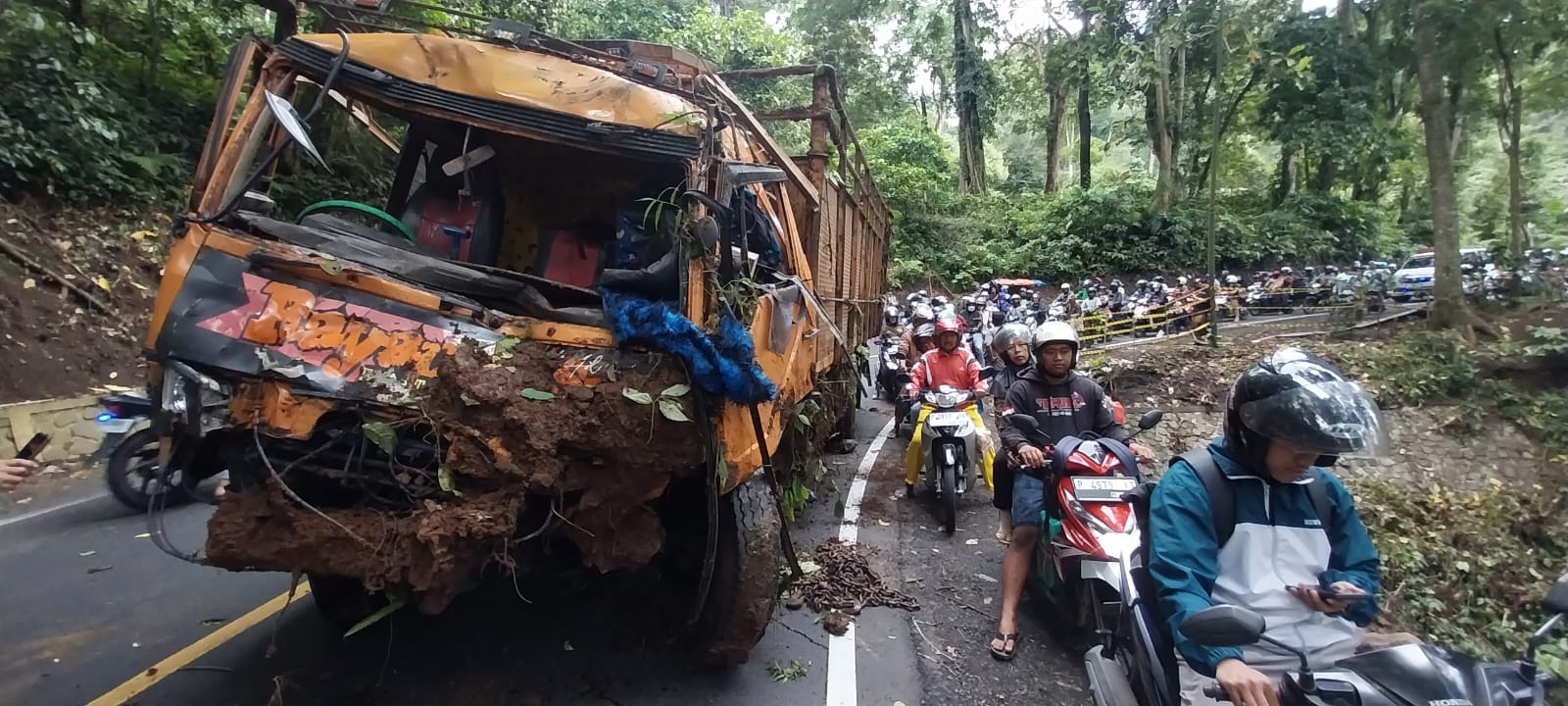 HANCUR: Truk Fuso W 9069 PB yang mengalami kecelakaan hingga masuk jurang kondisi bagian kabin hancur namun sopir dan kernet selamat