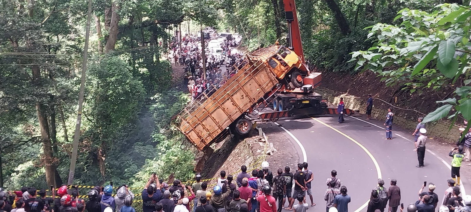 BERHASIL DIEVAKUASI: Truk Fuso bernopol W 9069 PB yang mengalami Kecelakaan, Jumat (24/10) lalu, dievakuasi menggunakan crane, Kamis (30/10).