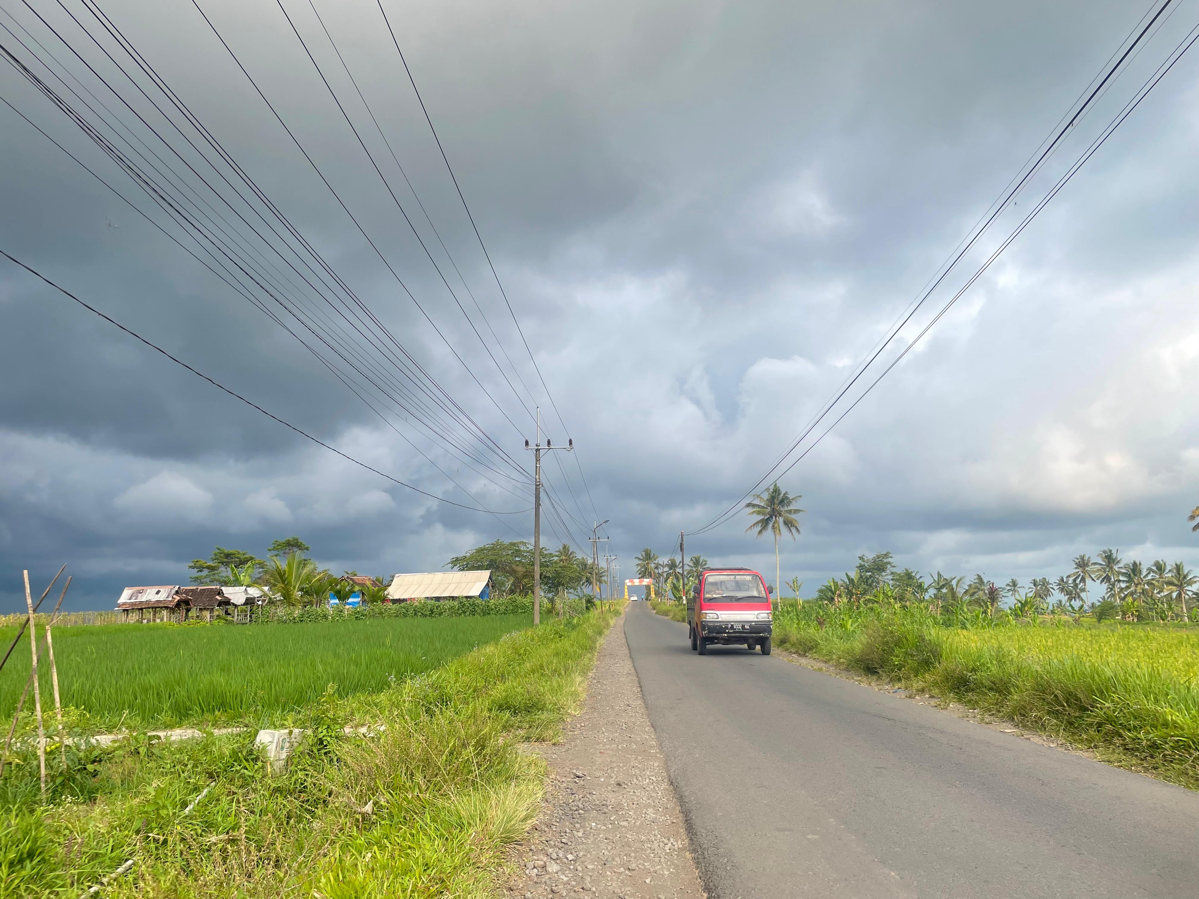 GELAP: Penampakan cuaca di Lumajang saat sore hari selalu gelap gulita dan dilanda hujan dengan intensitas sedang hingga tinggi.(ADE APRYANIS/RAME)