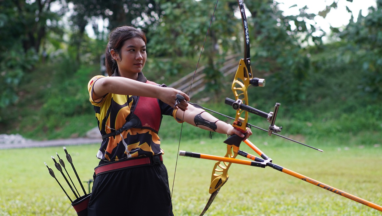 LATIHAN RUTIN: Atlet panahan asal Jember Naela Ramadhan Karisma Ruvi latihan rutin di lapangan tembak Brigif Jember.