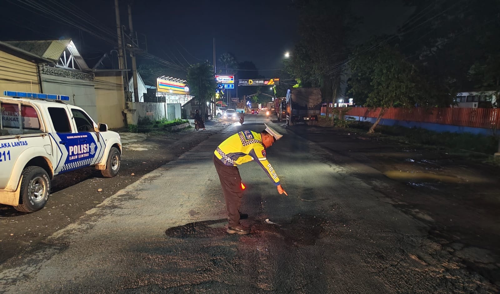 DATANGI LOKASI: Anggota Unit Laka Satlantas Polres Jember melakukan olah TKP di jalan Raya Desa Pakusari, Kecamatan Pakusari, Kamis (30/10).