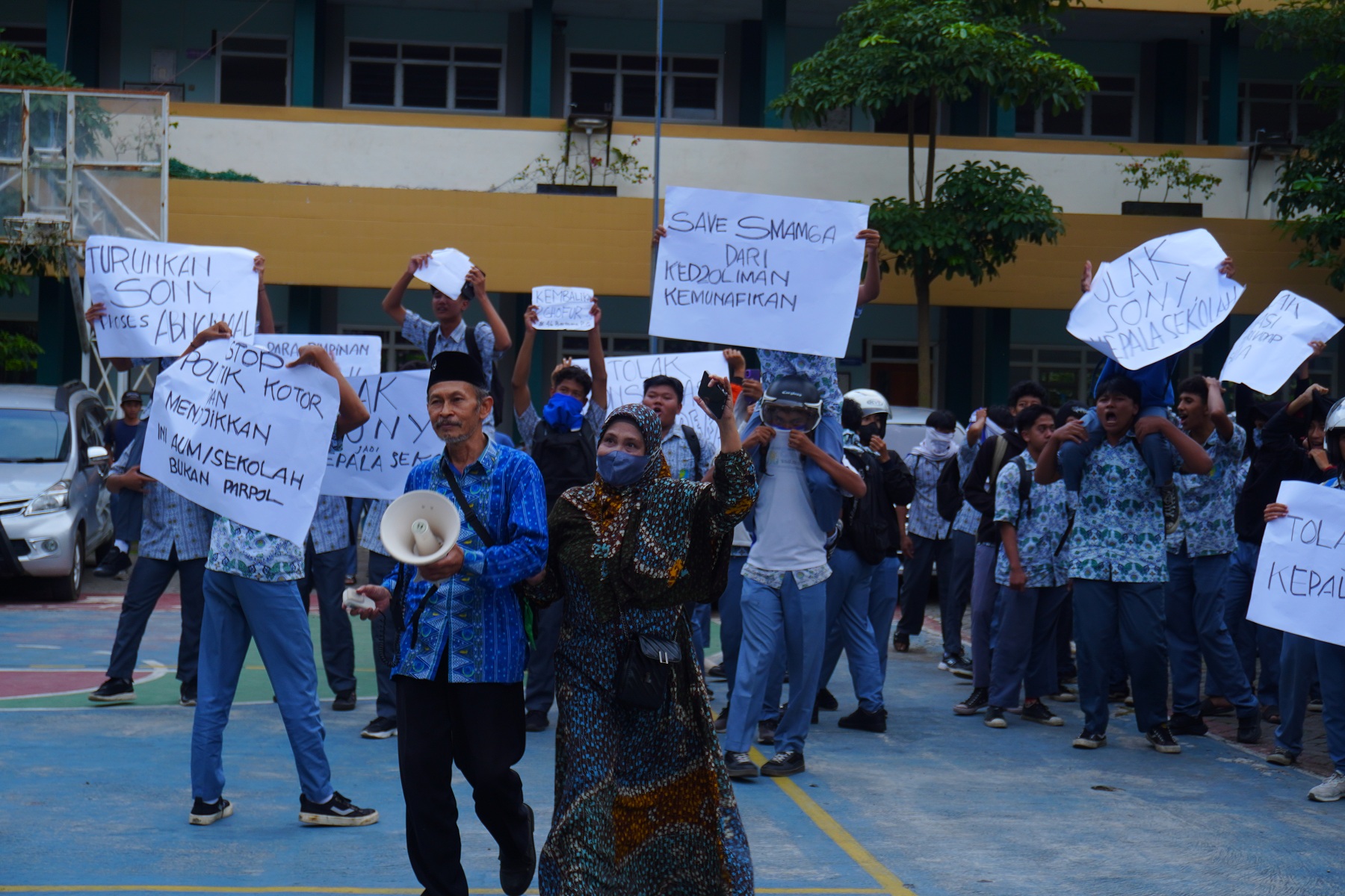SAMPAIKAN ASPIRASI: Guru dan siswa aksi di halaman SMA Muhammadiyah 3 Jember, Kamis (30/10).
