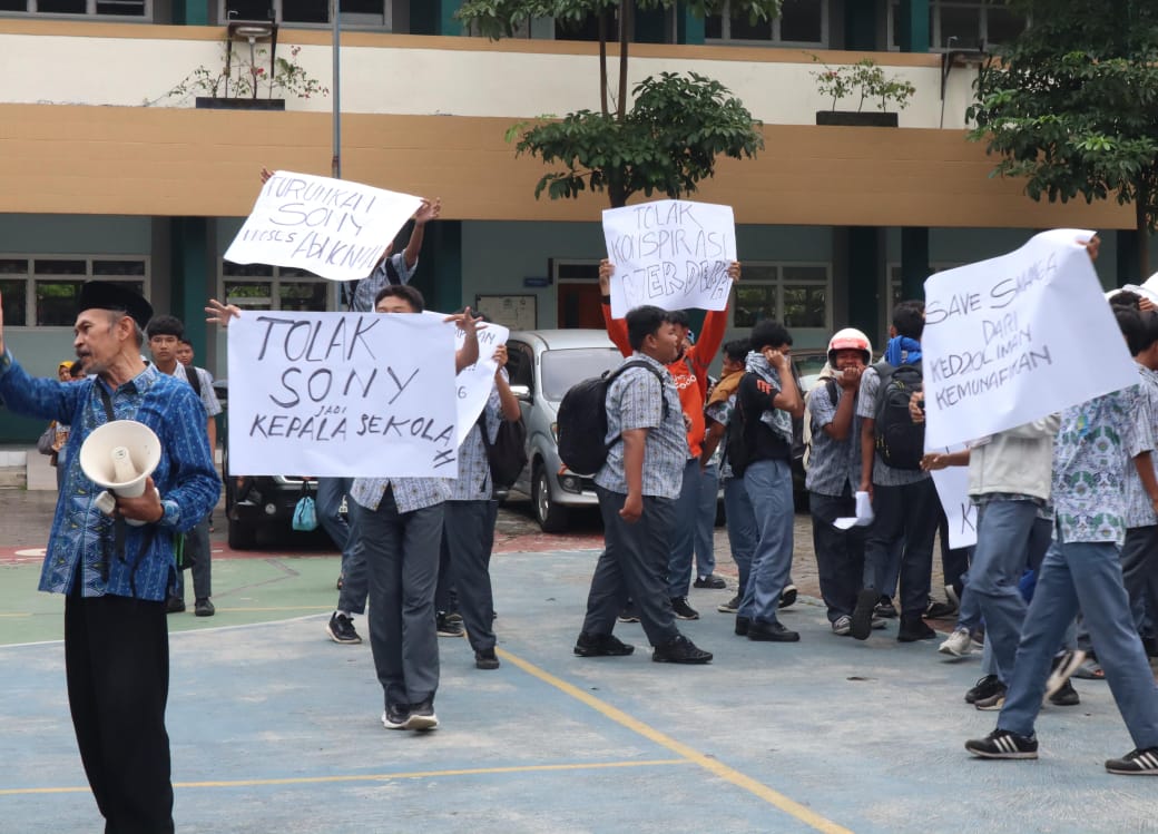 Sejumlah Siswa SMA Muhammadiyah 3 Jember menggelar aksi protes di halaman sekolah. (Tim Jurnalistik SMAMGA Jember)