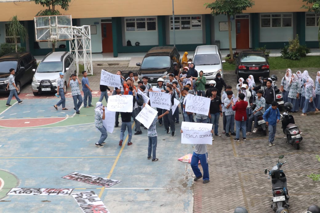 Sejumlah Siswa SMA Muhammadiyah 3 Jember menggelar aksi protes di halaman sekolah. (Tim Jurnalistik SMAMGA Jember)