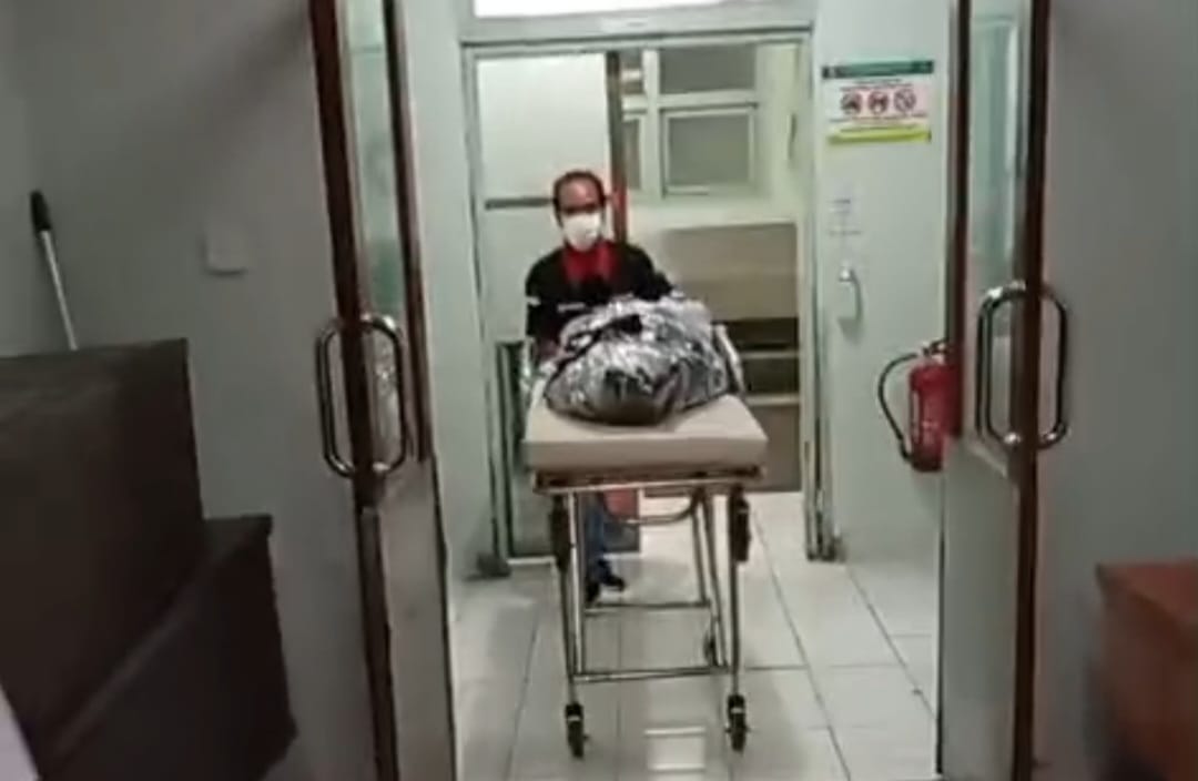 DIPULANGKAN: Jasad Samoyan, 55 warga Payangan, Dusun Watu Ulo, Desa Sumberejo, Kecamatan Ambulu, Jember saat dipulangkan dari RS Sanglah, Bali pada Kamis (30/10) malam